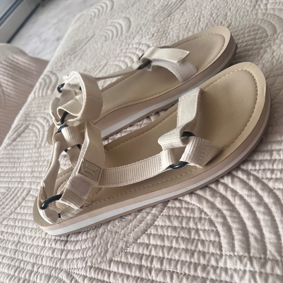 Hurley Women's Sandals - Picture 1 of 4